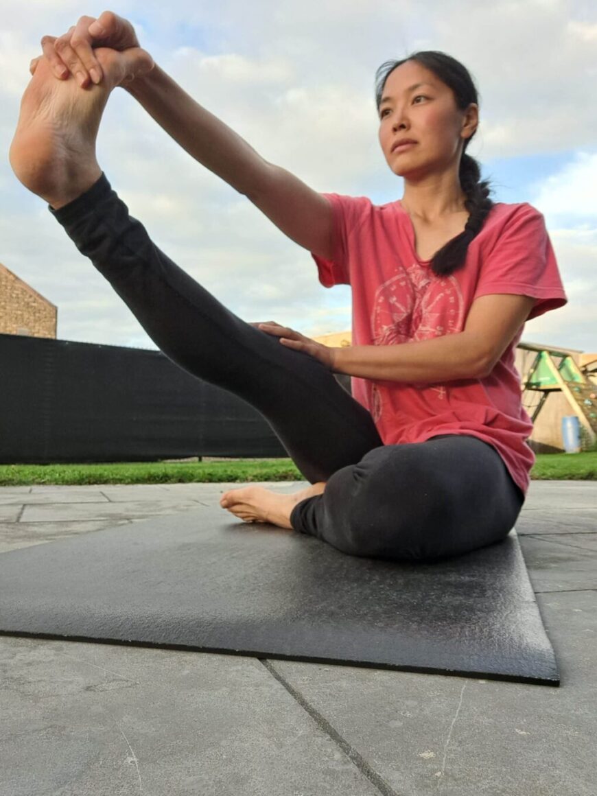 Yang sheng lifestyle stretch oefening binnen de yang sheng afval formule. Hier zie je de lifestyle coach aan het werk.